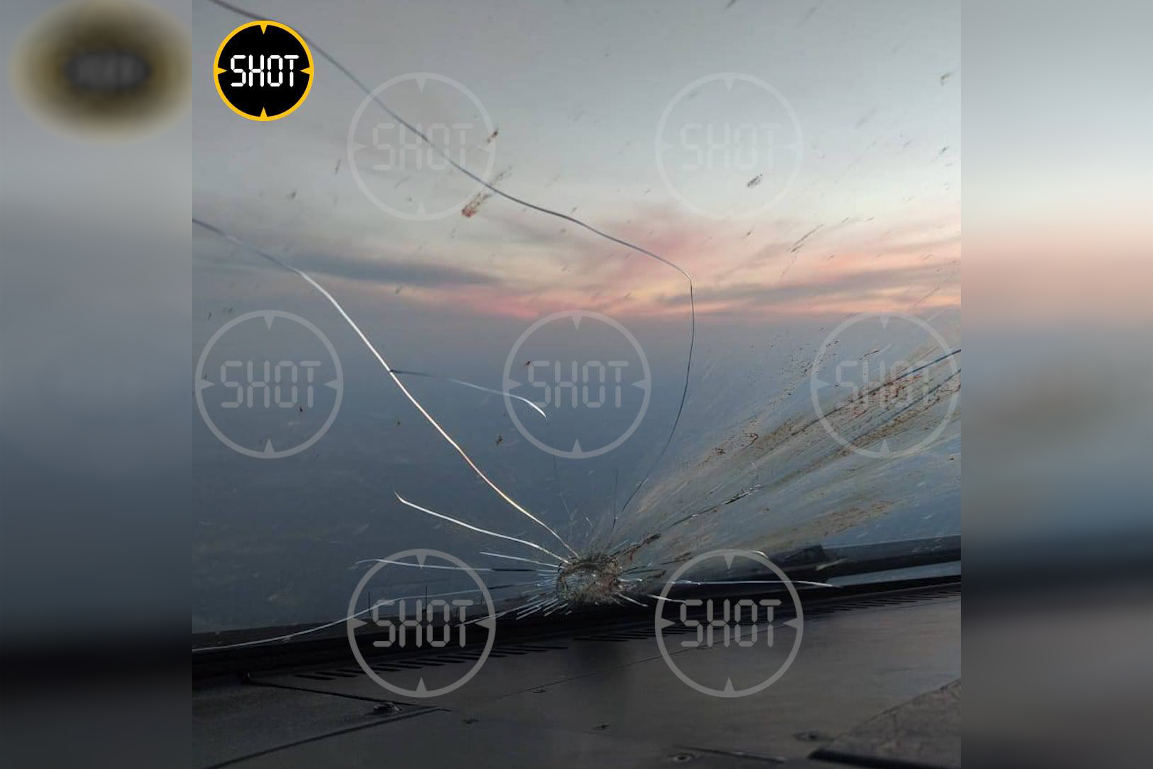 Результат столкновения птицы с лобовым стеклом самолёта "Уральских авиалиний". Фото © Telegram/SHOT