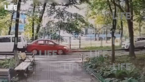 Еле ворочал языком: В Петербурге пьяный пенсионер протаранил пять машин, пытаясь выехать со двора
