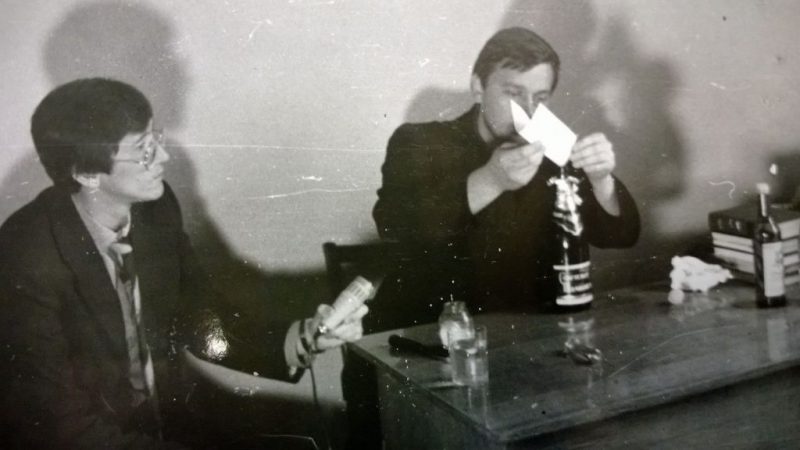 Следственный эксперимент. В.Нехаев показывает, как он добавлял таллий, мышьяк и соляную кислоту в лимонад, шампанское и вина. Фото © Судебный архив / sb.by 