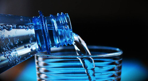 Диетолог объяснил, почему лучше пить бутилированную воду вместо водопроводной