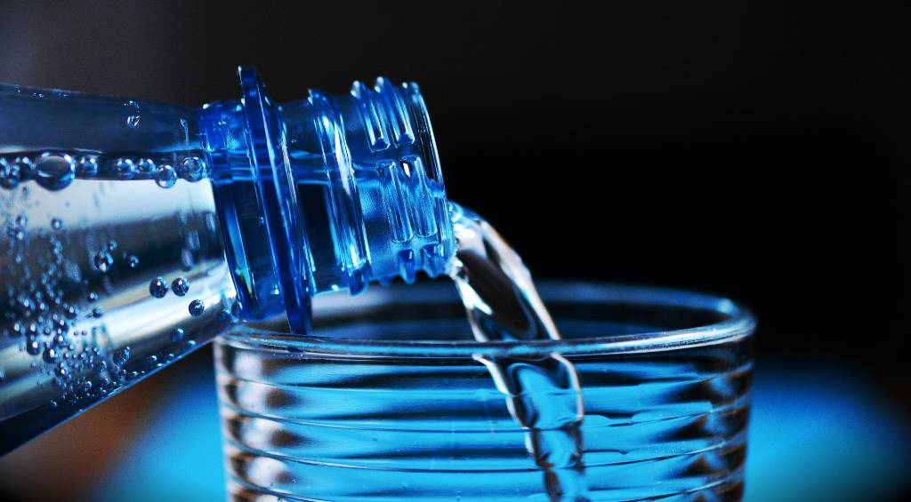 Диетолог объяснил, почему лучше пить бутилированную воду вместо водопроводной