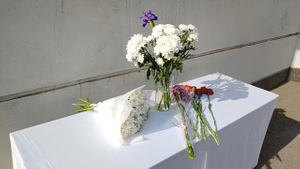 К Посольству Японии в Москве несут цветы после убийства экс-премьера Абэ