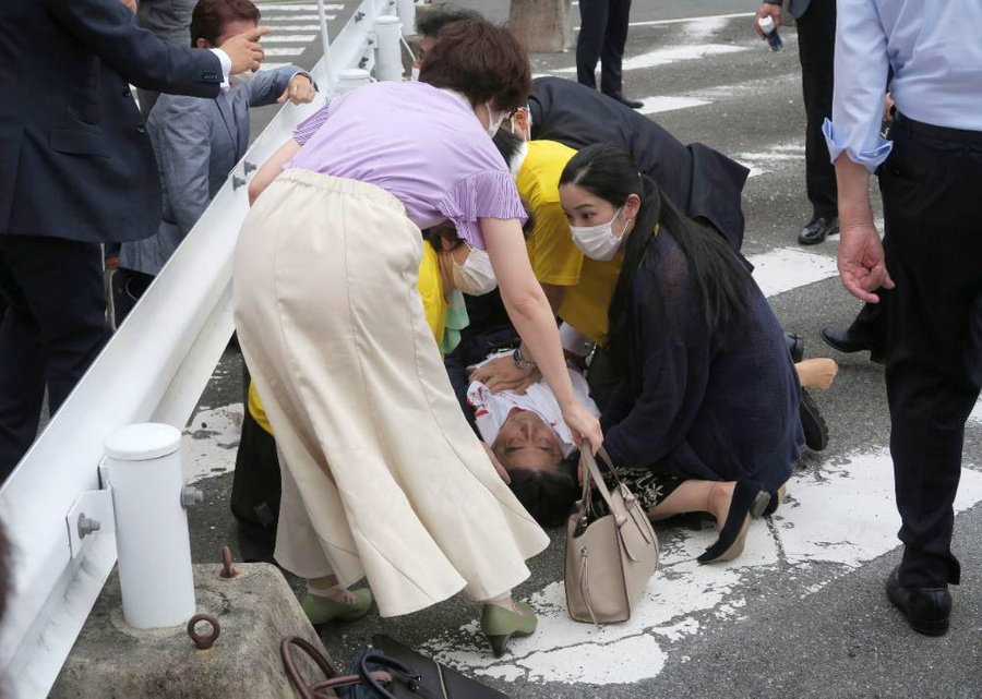 <p>Оказание первой помощи раненому Синдзо Абэ. Обложка © ТАСС / AP</p>