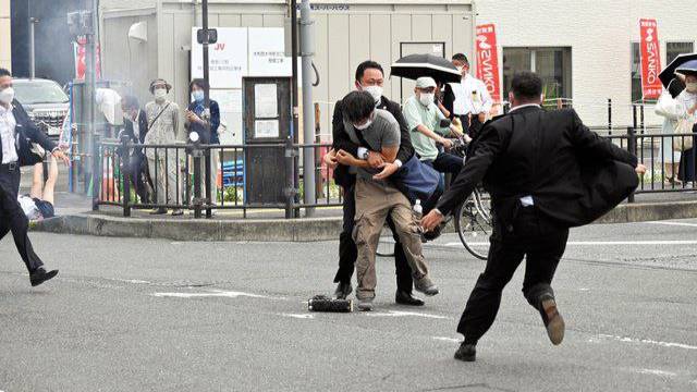 Задержание стрелявшего в экс-премьера Японии. Фото © Twitter / fedeaikawa