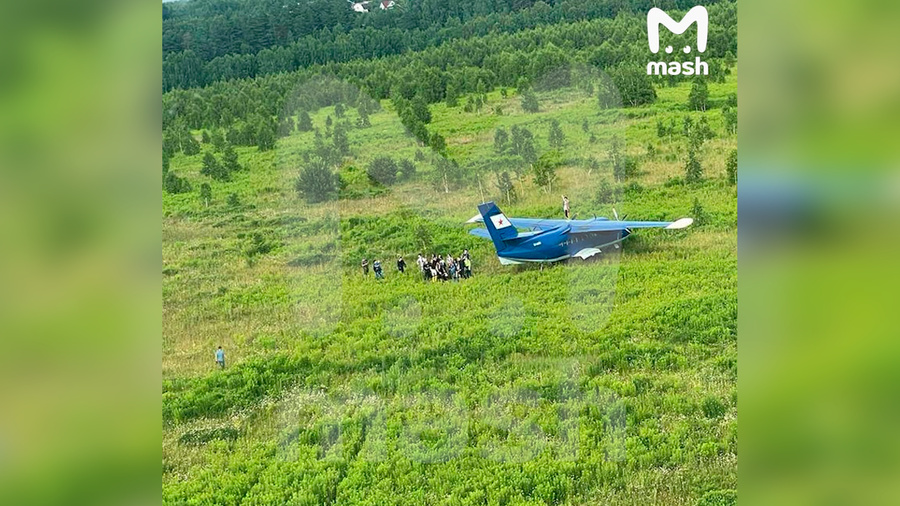 Самолёт Л-410 с парашютистами совершил жёсткую посадку в Подмосковье. Фото © Telegram / Mash