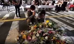 Трогательные кадры: Сотни японцев идут к месту нападения на Синдзо Абэ, чтобы почтить память политика
