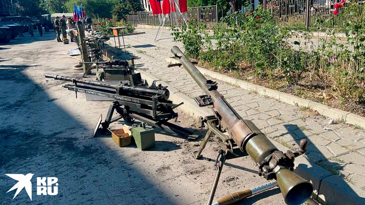 Брошенное бойцами ВСУ в Лисичанске оружие. Фото © kp.ru