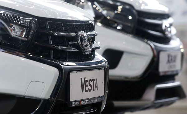 Министр транспорта РФ заявил о готовности пересесть с Genesis на Lada