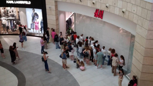 Московские шопоголики "осадили" магазины H&M в надежде на открытие