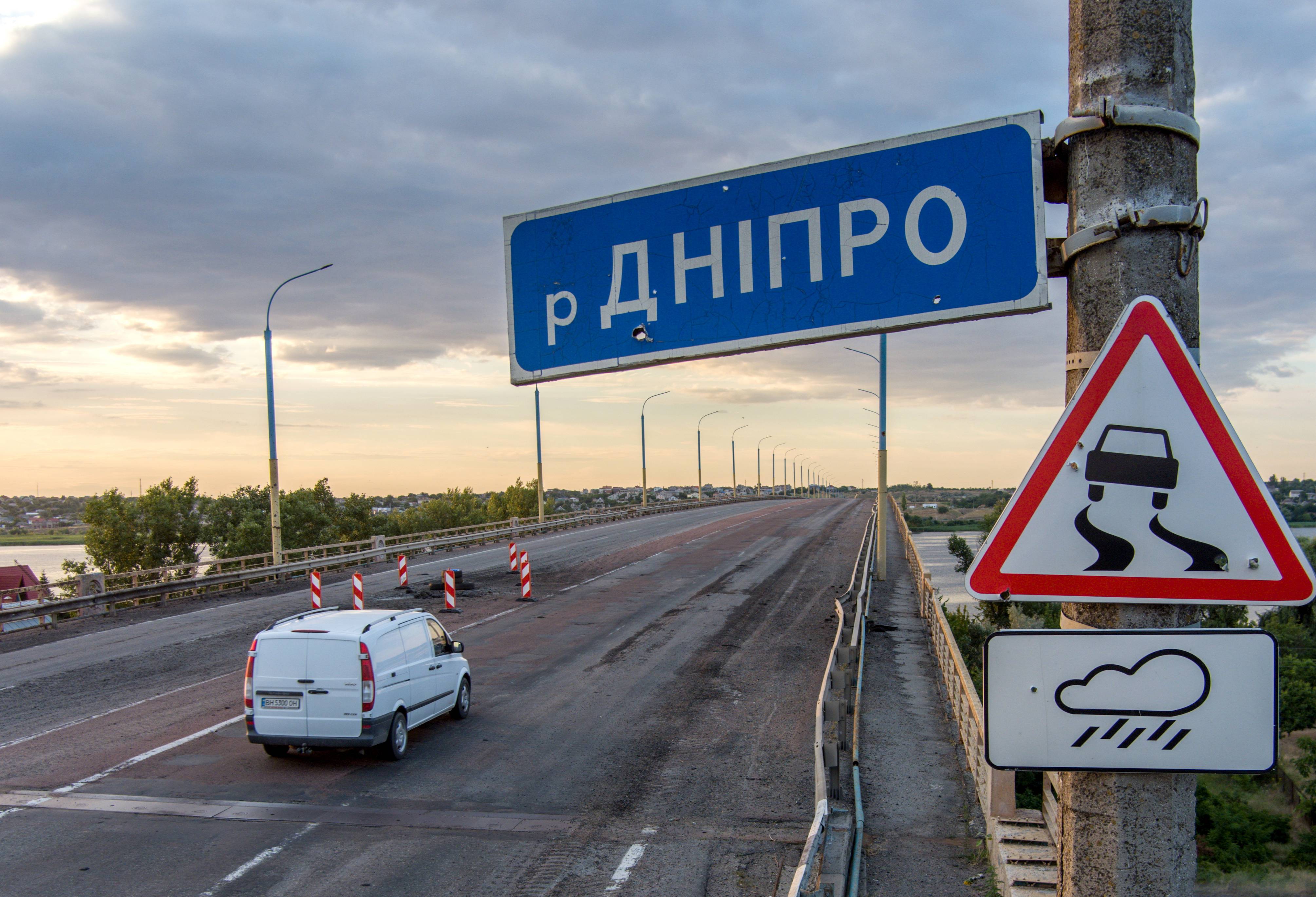 Российские военные организовали переправу через Днепр в Херсоне у Антоновского моста