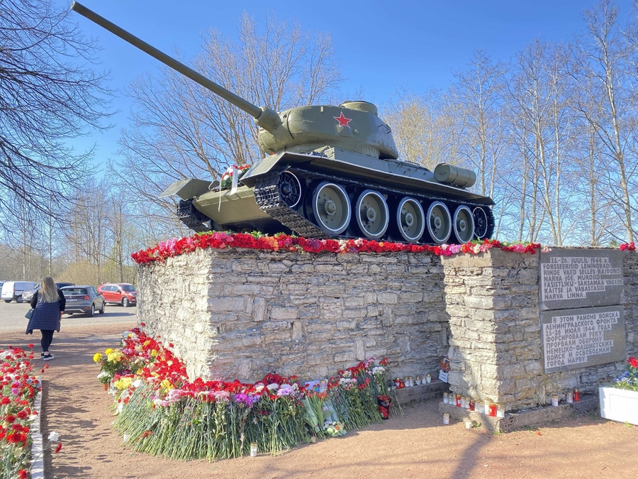 Фото памятника советскому танку Т-34 в Нарве © Shutterstock