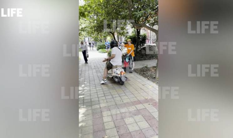 Я виноват, базара нет, но она в меня плюнула: Эмоциональный конфликт пешехода и водителя в Сочи попал на видео