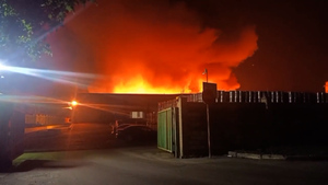 Пожар на пивзаводе в Донецке после обстрела ВСУ попал на видео
