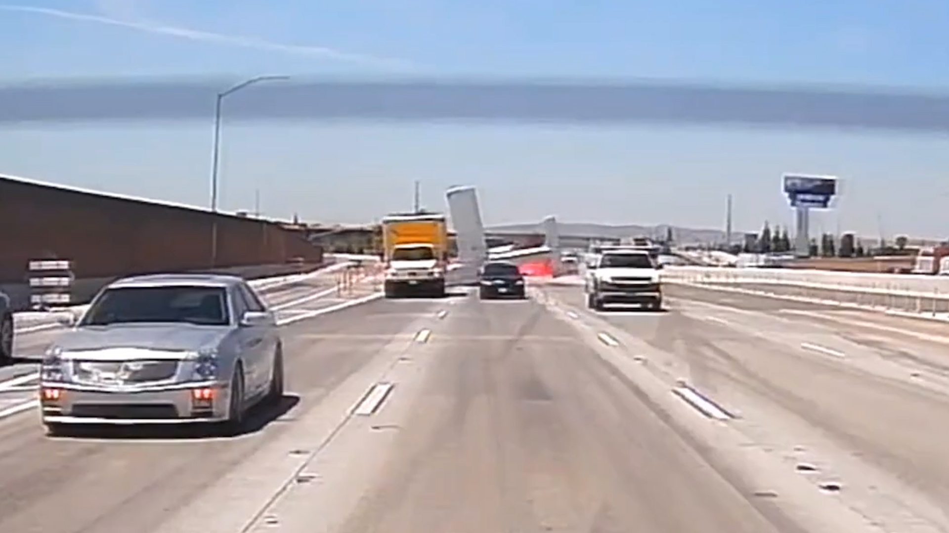 В Калифорнии самолёт рухнул на оживлённую автомобильную дорогу
