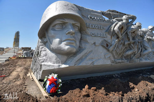Скульптуру Солдата Победы доставили на Саур-Могилу