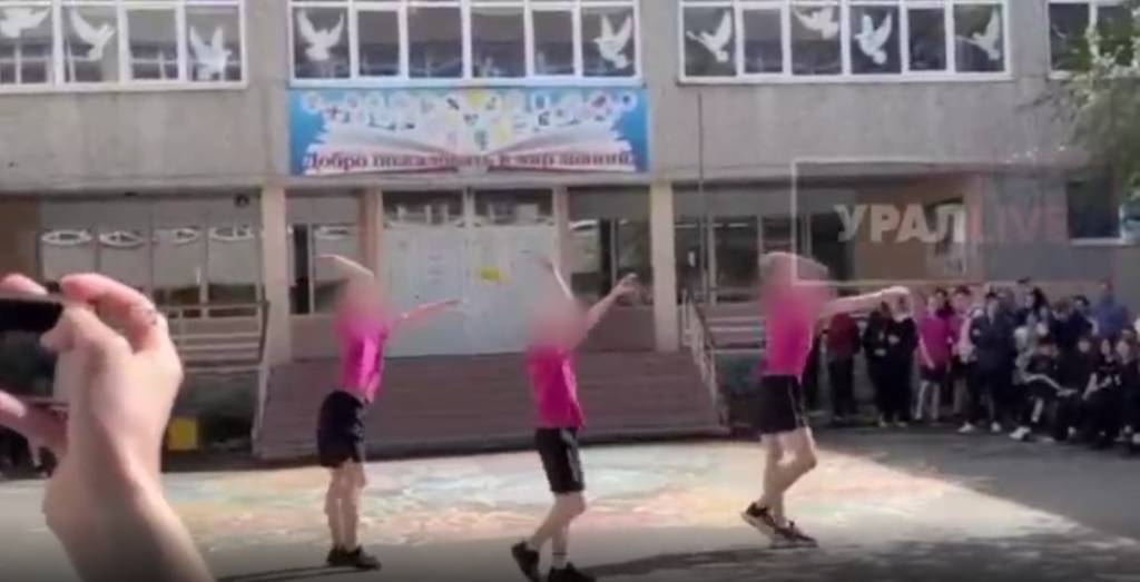 Экс-замдиректора екатеринбургского лицея оштрафовали за резонансный ЛГБТ-танец учеников