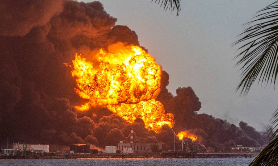 Пожар на нефтехранилище в кубинской провинции Матансас. Фото © ТАСС / AP /  Ismael Francisco