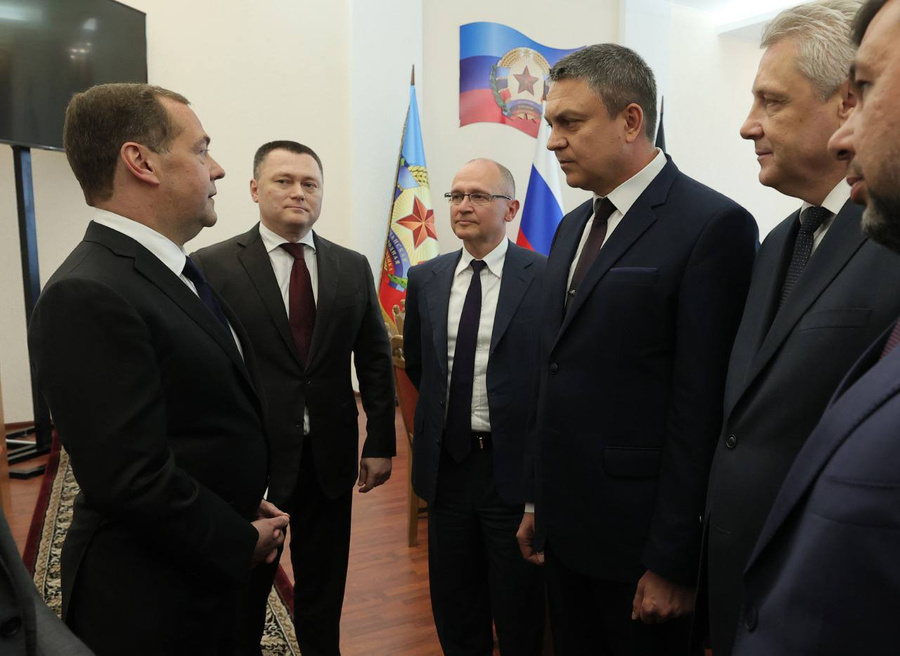 Медведев на встрече с главами республик Донбасса в ЛНР. Обложка © Telegram / Дмитрий Медведев