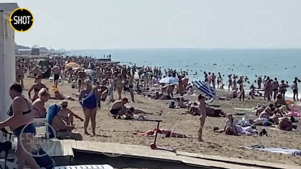 Отдыхающие вернулись на пляж в Крыму вблизи аэродрома, где гремели взрывы