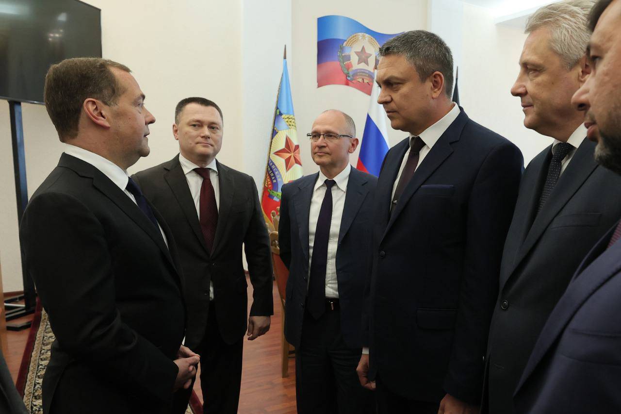 Пусть нас боятся: Медведев заявил, что ему не было страшно посещать ЛНР