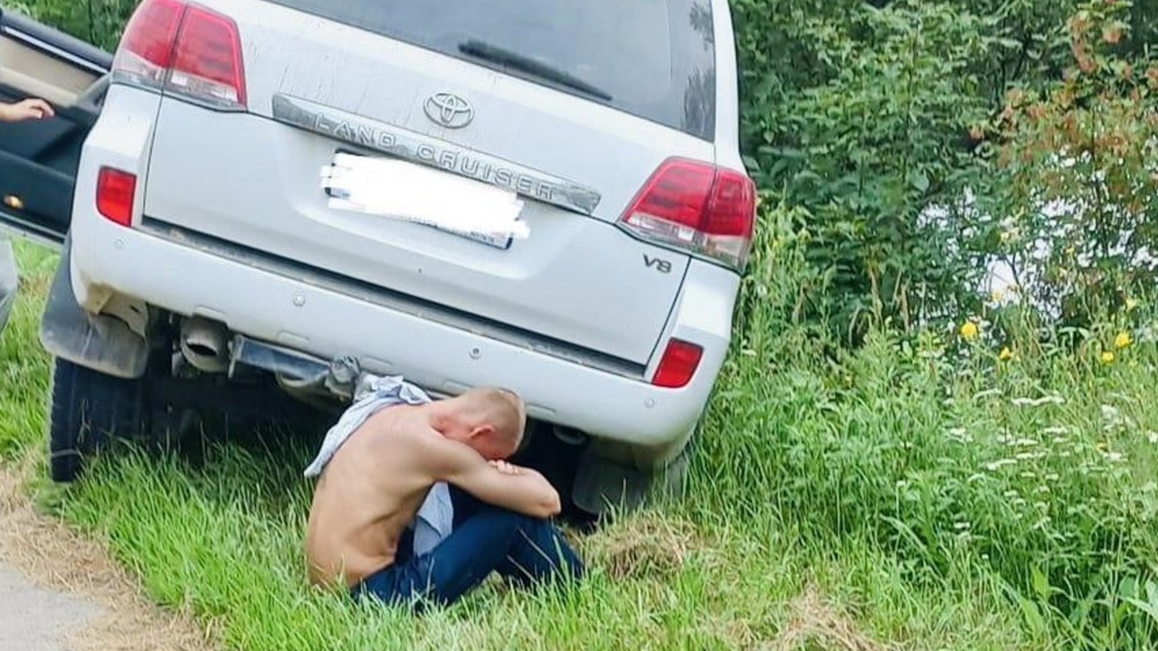 "Работник года": Житель Приморья выпил, угнал Land Cruiser босса и разбил машину об пень
