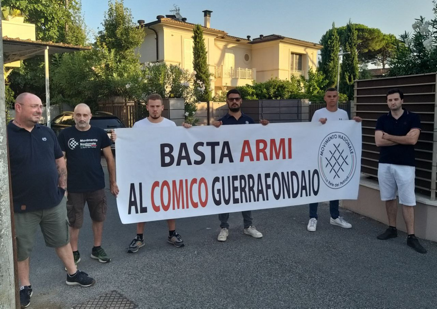 Участники протеста около особняка Зеленского в итальянском городе Форте-дей-Марми. Обложка © Предоставлено Лайфу 