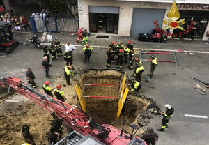 В Риме спасатели 8 часов вызволяли грабителя, застрявшего в подкопе к банку