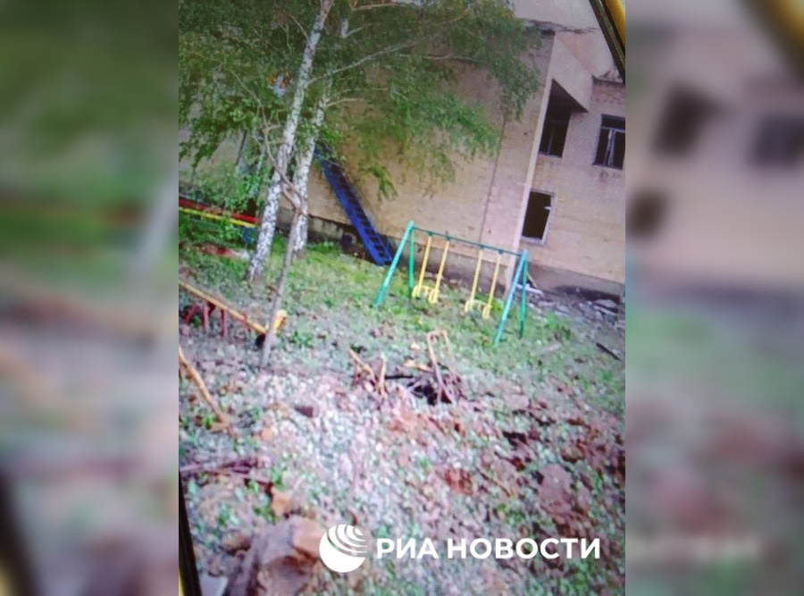 Повреждения обстрелянного из танка детского сада. Обложка © Telegram-канал РИА "Новости"