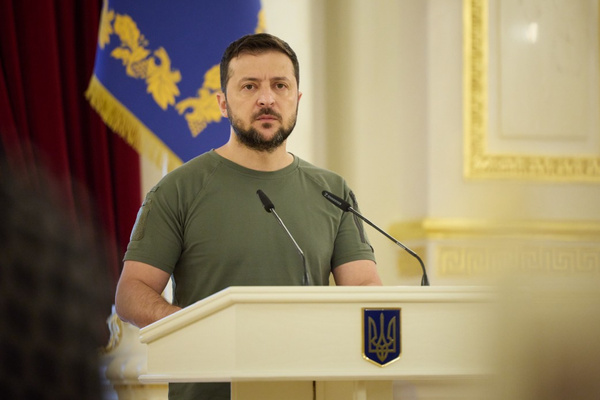 Зеленский предложил Верховной раде продлить военное положение на Украине
