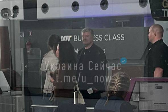<p>Порошенко в аэропорту Варшавы. Обложка © Telegram /<a href="https://t.me/u_now" target="_blank" rel="noopener noreferrer"> "Украина Сейчас"</a></p>