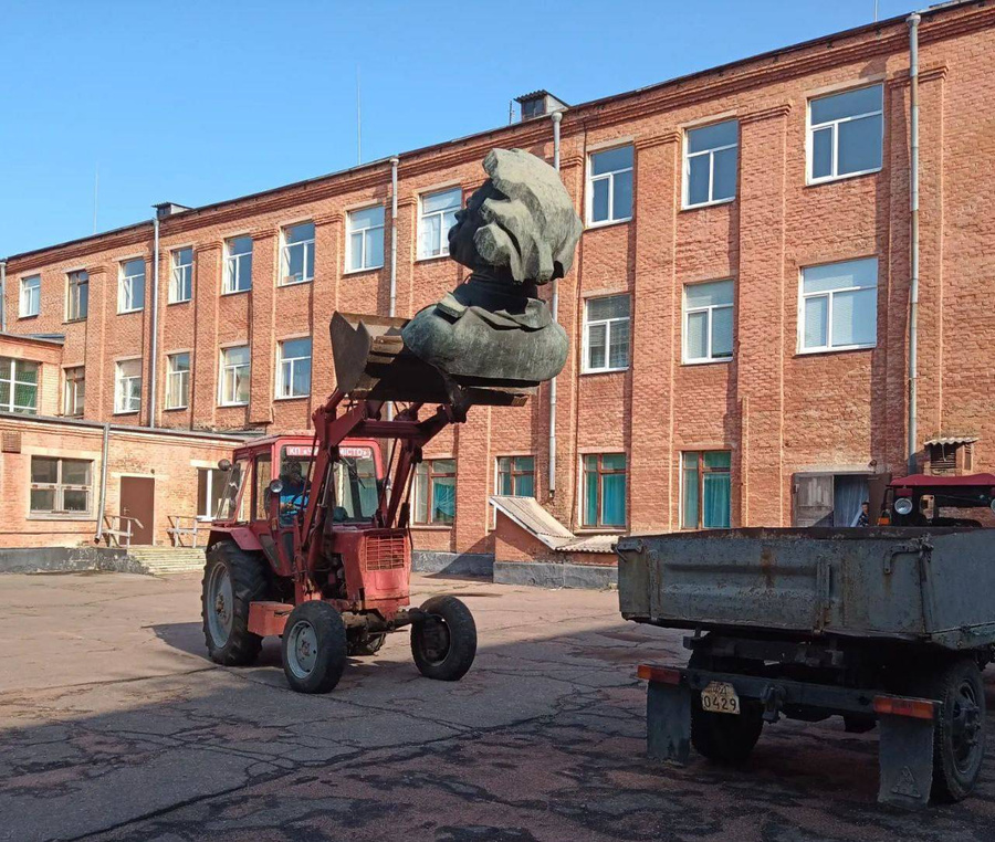 Демонтированный с постамента памятник писателю Максиму Горькому. Фото © Telegram / Сергей Кузьменко 