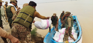 Военные помогают пострадавшим от наводнений в Пакистане. Фото © Twitter / hinabaloch