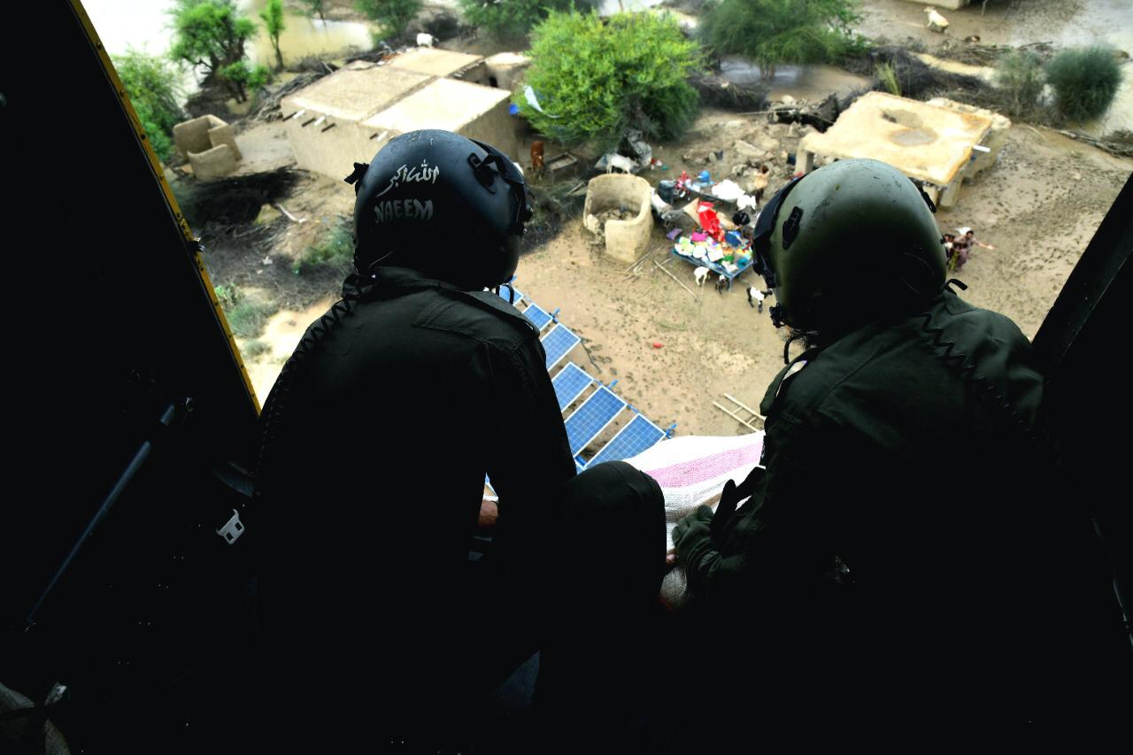 Военные помогают пострадавшим от наводнений в Пакистане. Фото © Twitter / hinabaloch