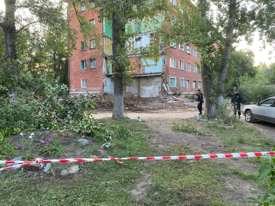 <p>Обстановка у дома с рухнувшей стеной в Омске. Фото © Telegram / gubernator_burkov / Пятый канал</p>