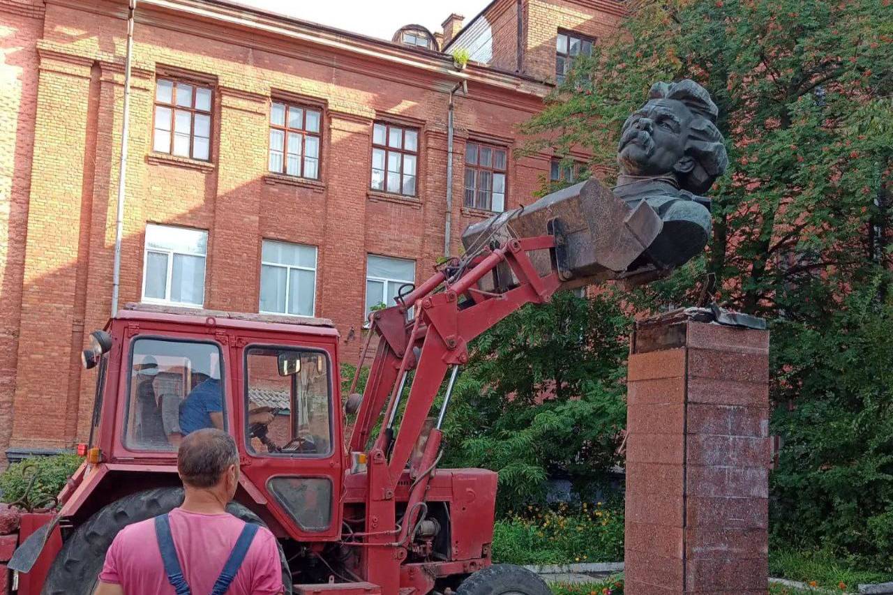 В Кировоградской области на Украине демонтировали памятник Максиму Горькому