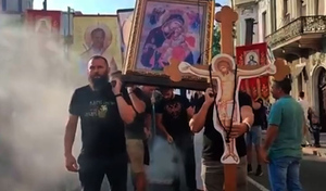"Руки прочь от наших детей!": Жители Белграда с иконами вышли на акцию против проведения гей-парада