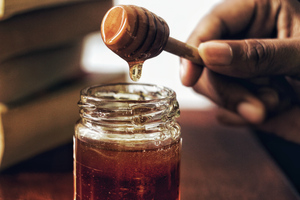 Сладкий обман: Что будет с организмом при замене сахара на мёд