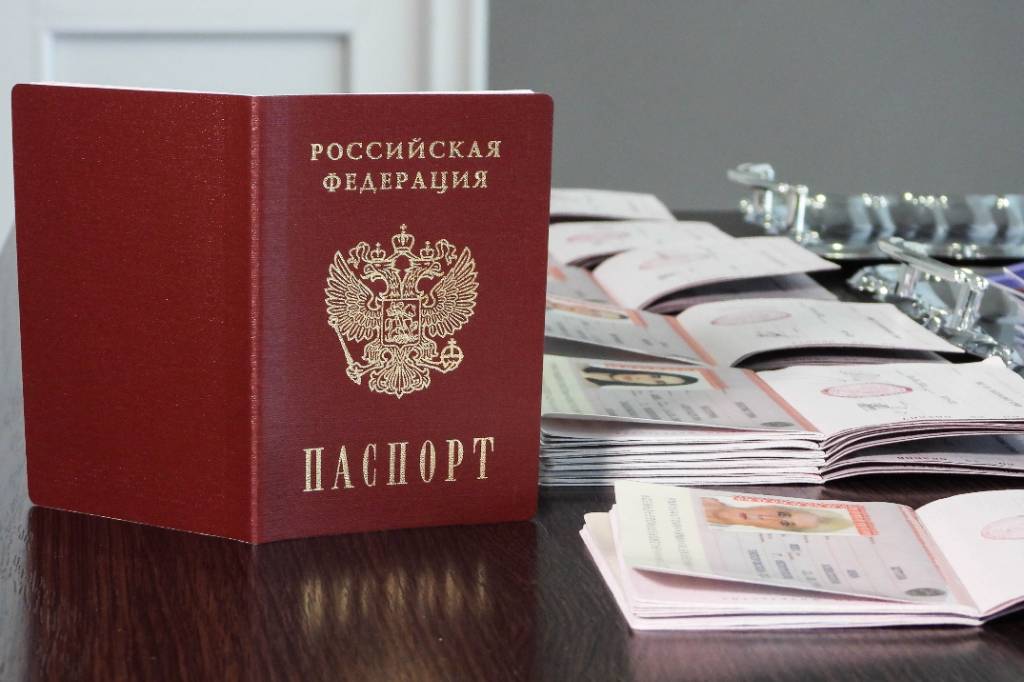 Жителям Токмака Запорожской области выдали первые российские паспорта