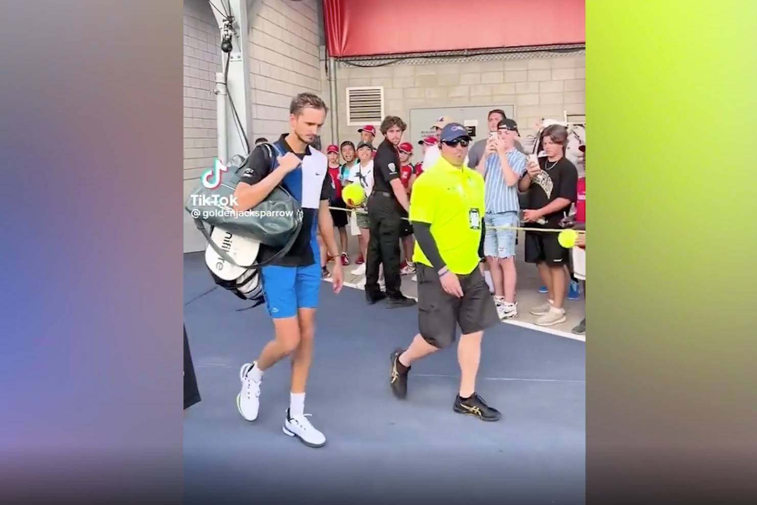 Теннисист Даниил Медведев поругался с болельщиком, назвавшим его лузером