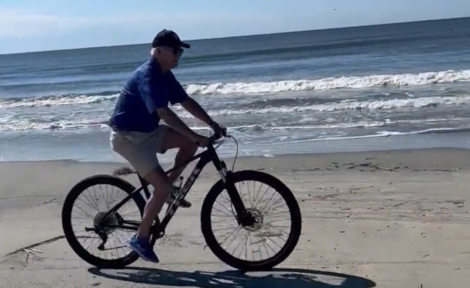 "Без тренировочных колёс": Байден прокатился на велосипеде по пляжу и нарвался на шквал насмешек