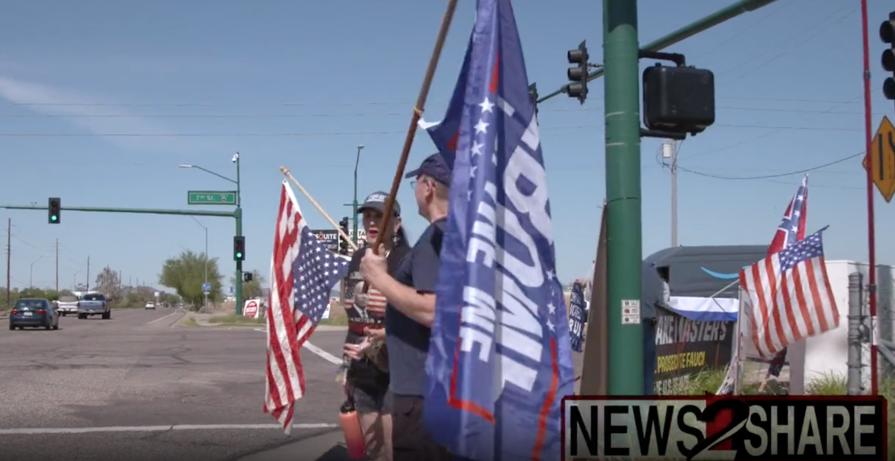 Вооружённые сторонники Трампа вышли на протесты к зданию ФБР в Фениксе