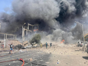Чёрный дым и разбитые машины: Взрывы гремят в торговом центре в Ереване, в городе паника