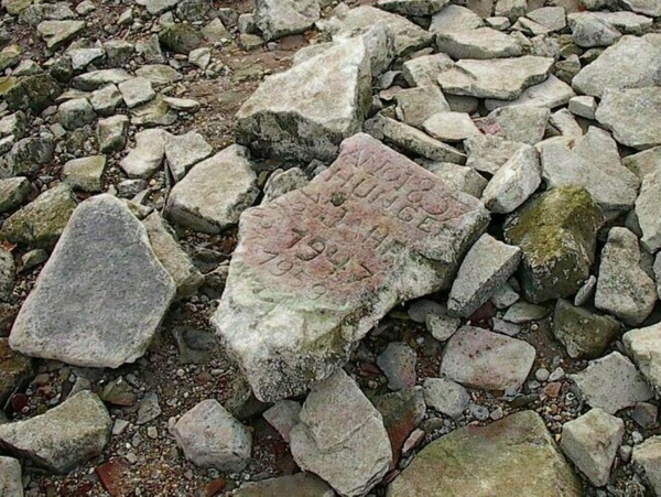 "Голодные" камни, обнаруженные в Европе. Фото © Twitter / @obk