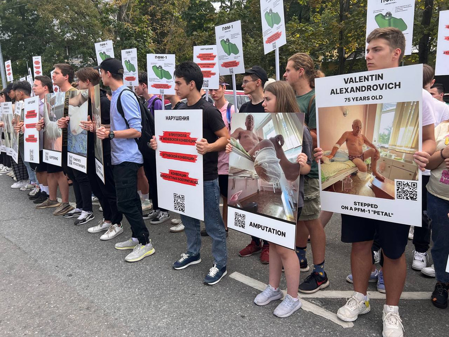 Активисты собрались у посольств США и Великобритании на акцию против применения ВСУ мин "Лепесток". Обложка © Telegram / СОЛОВЬЁВ
