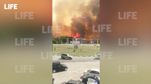 Разрушительный пожар в Константиновске подбирается к АЗС, горожане боятся взрыва