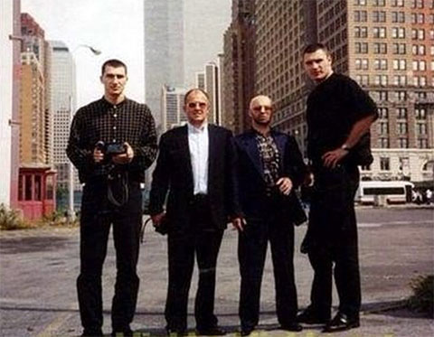 Братья Кличко (по краям), Андрей Боровик (второй слева), Виктор Рыбалко (второй справа). Нью-Йорк. Фото © glavk.net 
