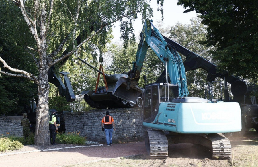В Эстонии убирают памятник Т-34. Фото © Riho Terras