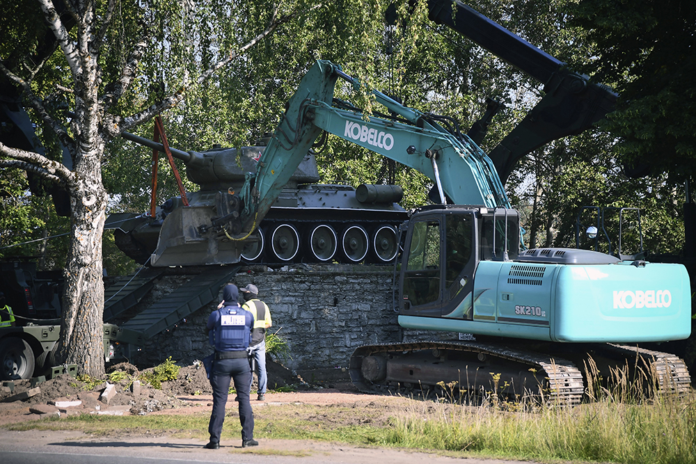 Демонтаж танка-памятника Т-34, установленного в честь освобождения города советскими воинами от вермахта в 1944 году. Нарва, Эстония. Фото © ТАСС / AP Photo / Sergei Stepanov