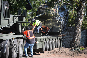 Снос советских памятников: для чего Эстония перекрыла границу с Россией