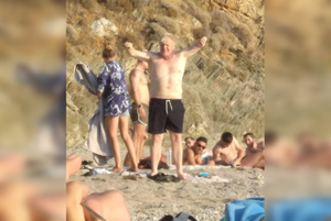 Бориса Джонсона сфотографировали с голым торсом на пляже в Греции